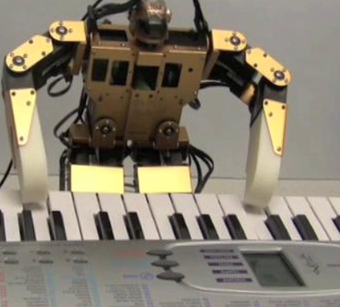 Elektroniczny Elton John: robot-pianista