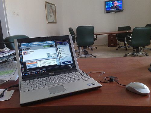 59% firm ma komputery stacjonarne, 42% - laptopy