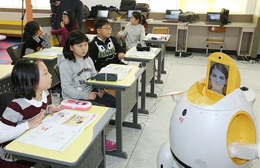 Robot "Engkey" prowadzi lekcję angielskiego w Daegu, Korea Południowa
