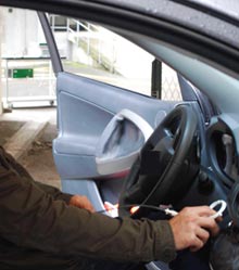 Naukowiec pokazuje spsób, w jaki złodziej możę uruchomić silnik samochodu wykorzystyjąc antenę. Sygnał z samochodu jeset transmitowany do specjalnego klucza elektroniczneg, który jest oszukany, co umożliwia uruchomienie silnika.