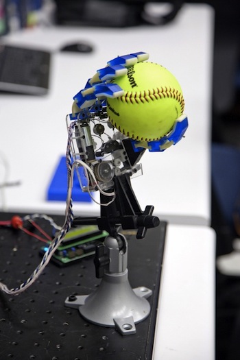 Dłoń robota wzorowana na karaluchu