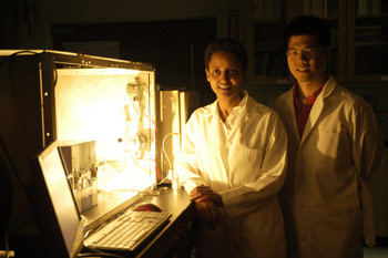 Sossina Haile i William Chueh przy termoelektrycznym reaktorze