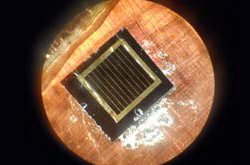 Prototypowa komórka, zbudowana z półprzewodnikowego materiału chwytającego większą częśćspektrum światła.