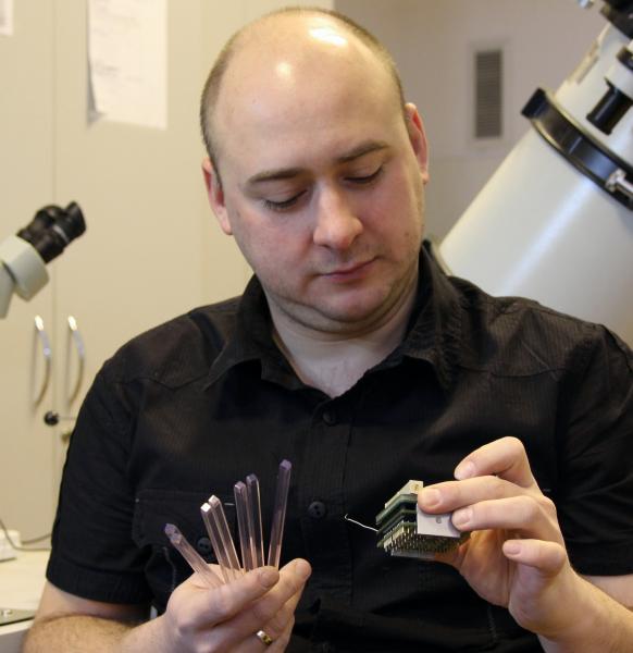 Mgr Dominik Rybka prezentuje elementy detektora i elektroniki eksperymentu POLAR przygotowywane w IPJ