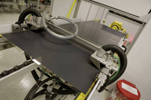 Maszyna w fabryce Stion, przygotowująca panel słoneczny do dodania metalowych przewodów zbierających i transportujących ładunki elektryczne