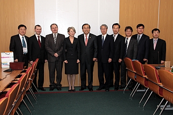 Polsko-koreańska współpraca na rzecz rozwoju energetyki jądrowej oraz możliwości dalszego zwiększania obrotów handlowych były głównymi tematami rozmów wiceminister gospodarki Hanny Trojanowskiej z Young June Park, wiceministrem handlu i energii Republiki Korei. Spotkanie odbyło się 11 marca 2011 r. w Warszawie.