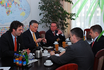 Branża ICT może w ciągu 10 lat mieć nawet 15-proc. udział w polskim PKB. Mamy jednak jeszcze wiele do zrobienia w dziedzinie informatyzacji administracji - powiedział wiceminister gospodarki Dariusz Bogdan w rozmowie z Harrym van Dorenmalenem, prezesem IBM Europe. Spotkanie odbyło się 11 marca 2011 r. w Warszawie.