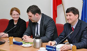 - Most elektroenergetyczny Polska – Litwa pozwoli w pełni zintegrować bałtycki rynek energii elektrycznej z rynkiem Unii Europejskiej – powiedział wicepremier, minister gospodarki Waldemar Pawlak. 11 marca 2011 r. PSE Operator i Instytut Nafty i Gazu podpisały w MG umowę na dofinansowanie projektu z funduszy europejskich.