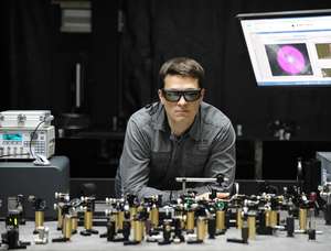 Dr Yuriy Stepanenko z Instytutu Chemii Fizycznej PAN w Warszawie przy stole optycznym z aparaturą laserową. Źródło: IChF PAN, Grzegorz Krzyżewski