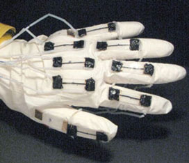 Z pomocą nowo opracowanego sensora ruchu zbudowano rękawicę naszpikowaną czujnikami ruchu, która w niedalekiej przyszłości będzie tworzyć układy pozwalające na programowanie ruchów precyzyjnego robota prowadzącego skomplikowane operacje chirurgiczne.