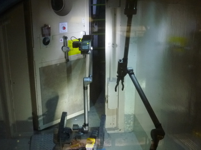 iRobot Packbot jest w stanie wykonywać delikatne operacje, takie jak dostosowanie urządzeń wewnątrz elektrowni.