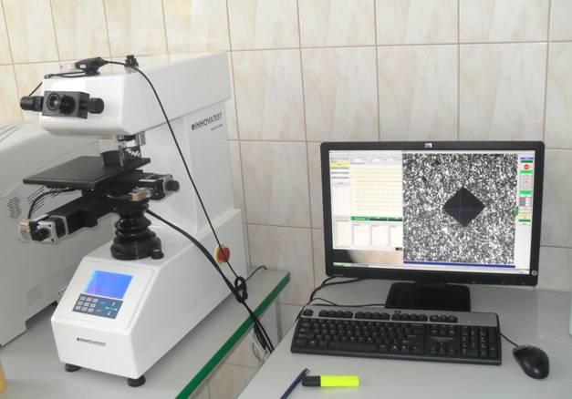 Twardościomierz stacjonarny z próbą okularową ściany szczelnej, dzięki precyzyjnemu układowi optycznemu i zaawansowanemu interfejsowi komputerowemu pomiary dokonywane są z dużą precyzją, zapewniającą minimalny błąd pomiaru