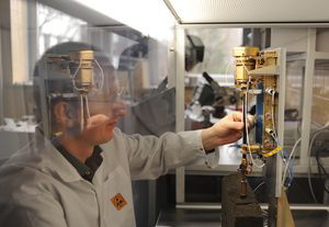 Model kwalifikacyjny instrumentu CHOMIK podczas testów w Centrum Badań Kosmicznych PAN w Warszawie. Na zdjęciu dr inż. Karol Seweryn, jeden z konstruktorów.