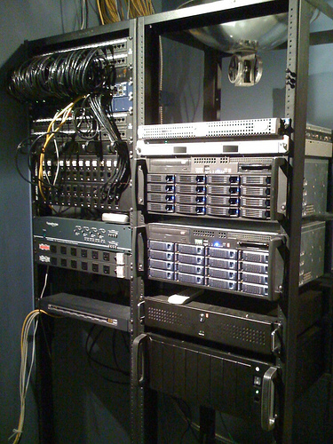 Setki kabli ethernetowych podłączone do rzędów laptopów tworząc pierwszy superkomputer flashmob na uniwersytecie San Francisco 2004