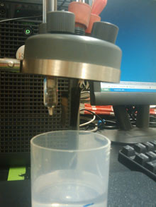 Urządzenie to generuje energię elektryczną przy wykorzystaniu różnic w zasoleniu wody słodkiej i słonej. Podobne do folii struktury służą jako elektrody dodatnie i ujemne; szklana bańka jest elektrodą odniesienia.