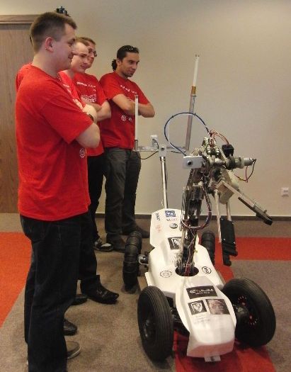 Drużyna z Politechniki Wrocławskiej prezentuje łazika Scorpio