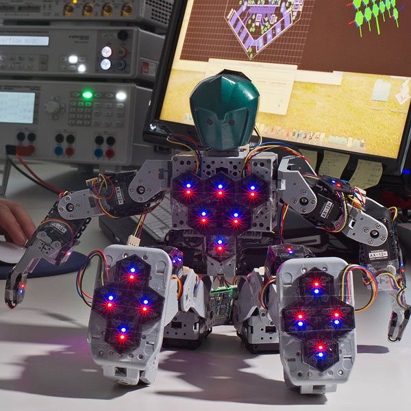 Robot z TUM posiada 31 sześciokątnymi czujnikami zlokalizowanymi na jego powierzchni.