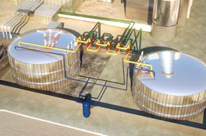 Zrenderowany projekt farmy. Dwa wielkie zbiorniki przechowują stopiona sól, wykorzystywaną do napędzania turbiny.