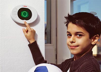 Fot. 1. W trakcie programowania system głosowy i wizualny centrali Easy Series firmy Bosch kieruje użytkownika krok po kroku, w jego ojczystym języku.