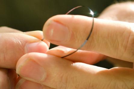 Nowe baterie słoneczne są wystarczająco cienkie i elastyczne, by móc je zginać i zwijać bez obawy o ich uszkodzenie.