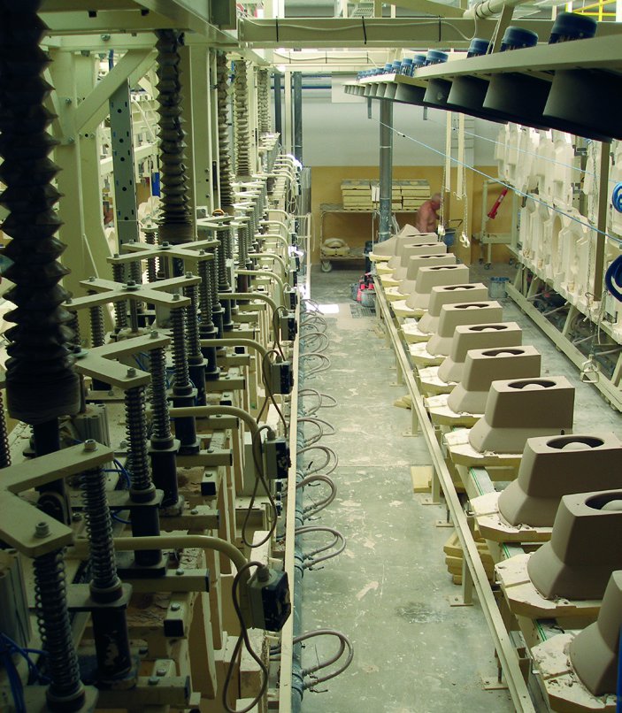 Widok na linie wewnętrzne i zewnętrzne; w środku sklejone wyroby - gotowe do suszenia i wypalania.