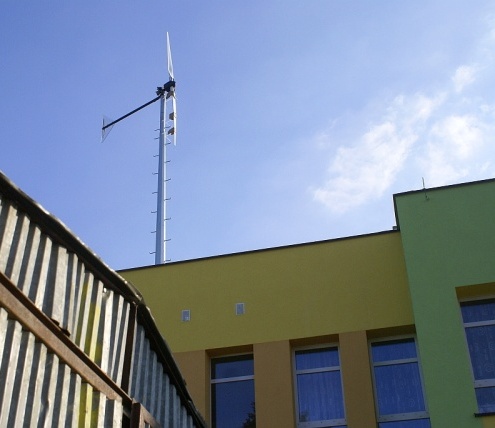 Turbina wiatrowa na dachu przedszkola w Jaśle