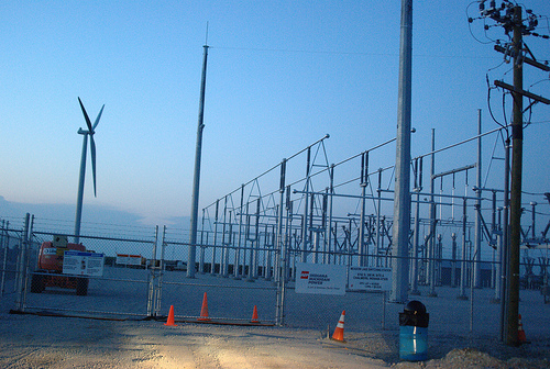 Rozdzielnia z turbiną wiatrową w tle.