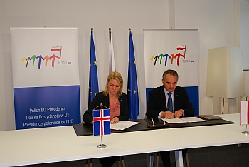 Waldemar Pawlak i minister przemysłu, energetyki i turystyki Islandii Katrín Júlíusdóttir