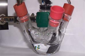 Elektrody wykonane z nanometriałów na bazie żelaza i miedzi zanurzone w elektrolicie (azotanie potasu) mają przyczynić się do powstania tanich akumulatorów stabilizujących sieci.