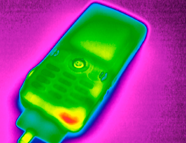 Termogram telefonu komórkowego podłączonego do ładowarki