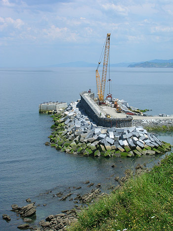 Pierwsza komercyjna elektrownia zasilana energią fal morskich w Mutriku