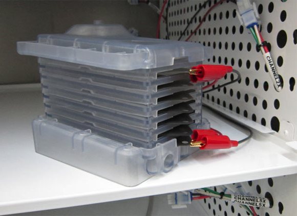 Producent zapewnia, że prototyp nowej baterii cynkowo-powietrznej może być naładowany i rozładowany przez 2700 cykli bez fizycznej degradacji.