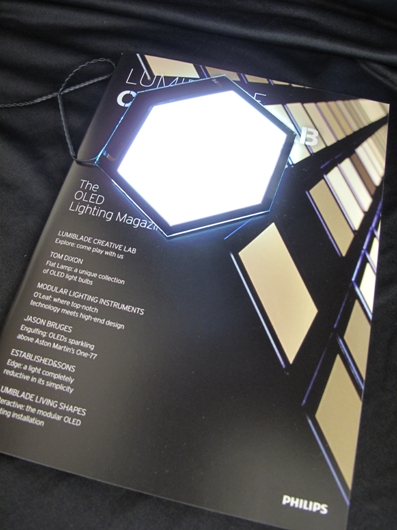 Przeźroczysty moduł OLED w dachu samochodu po włączeniu emituje światło do wnętrza pojazdu