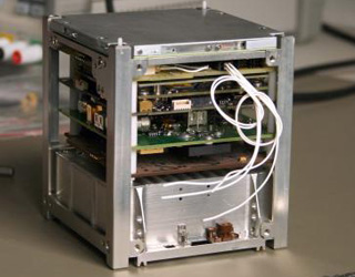 Polski satelita PW-Sat w trakcie konstruowania na Politechnice Warszawskiej.