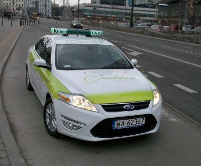 700 nowych Fordów Mondeo wyposażonych w instalację elektryczną pojawi się do końca roku na ulicach Warszawy