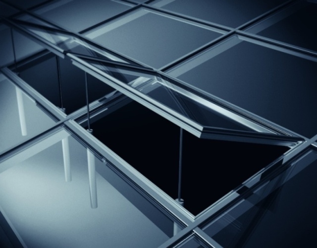 System montażu polikrystalicznych modułów fotowoltaicznych Schüco MSE 210 Aero na dachu hali magazynowej