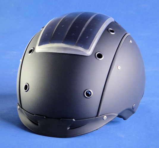 Narciarski kask z panelem słonecznym