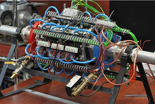 Prototyp urządzenia do konwersji energii cieplnej na energię elektryczną, który może być wykorzystany np. do odzysku tzw. ciepła odpadowego wytwarzanego przez samochody.