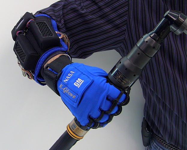 Zrobotyzowana rękawica ułatwi operowanie ciężkimi narzędziami