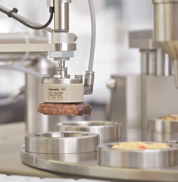 Bezdotykowy transport wyrobów piekarniczych za pomocą elementu transportowego NCT-PK z polieteroketonu PEEK