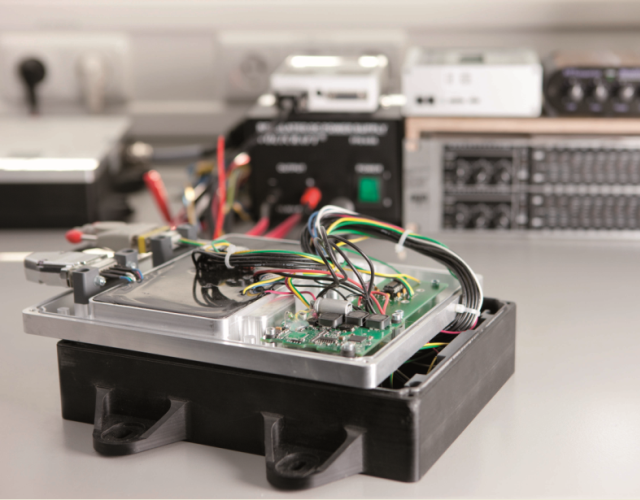 Urządzenie sterujące wytwarza dźwięk na podstawie sygnałów z samochodu