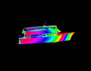 Obraz każdej podejrzanej jednostki wraz z pomiarami w podczerwieni i modelem 3D zostanie z pokładu śmigłowca przekazany do centrum dowodzenia okrętu.