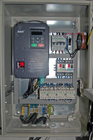 Szafka sterownicza z zainstalowaną przetwornicą