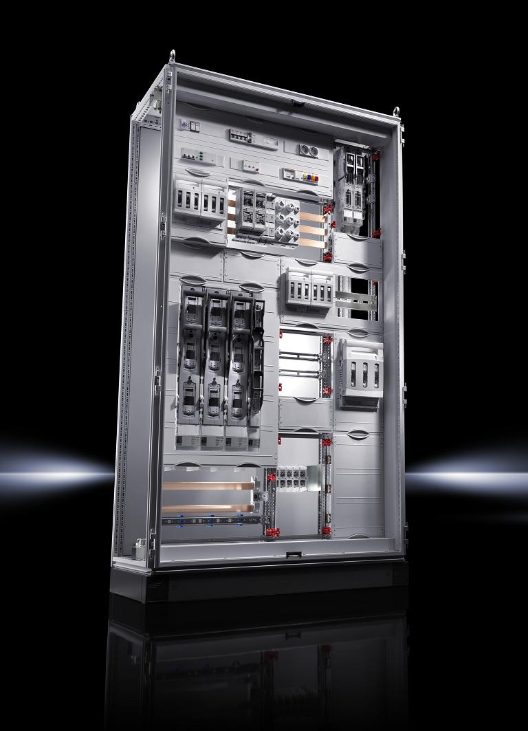 Rittal prezentuje proste w montażu rozwiązania swoich szaf do rozdziału mocy wchodzące w skład systemu modułowego Ri4Power