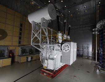 Transformator mocy w stacji prób w zakładzie ABB w Łodzi