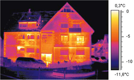 Niewysuszone ściany jednowarstwowe mogą tracić wielokrotnie więcej energii niż zakłada się w projekcie strat ciepła (zdjęcie wykonane kamerą termowizyjną)