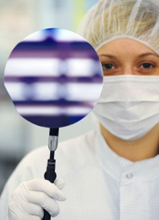 Inżynierowie z Osram Opto Semiconductors wytwarzają białe diody GaN LED na waflu o średnicy 15 cm