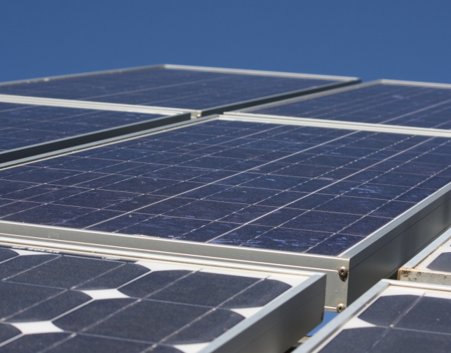 Dachowa instalacja paneli fotowoltaicznych