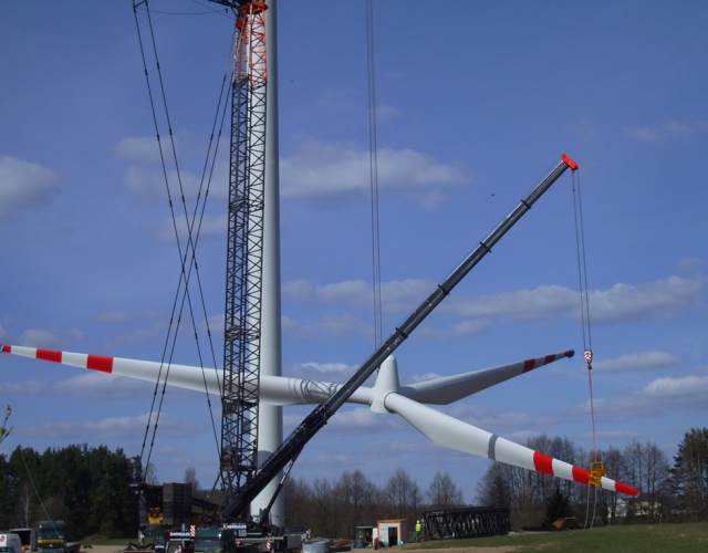 Montaż turbiny na wieży wiatrowej w Parku wiatrowym Suwałki