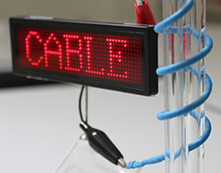 Prototyp baterii w kształcie kabla o długości 25 cm, zasilającej wyświetlacz LED